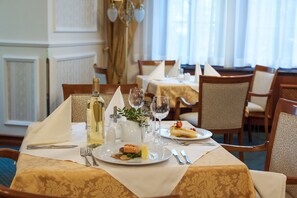 Breakfast, lunch, dinner served; international cuisine 