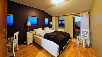 Doppia Standard | Una cassaforte in camera, una scrivania, tende oscuranti