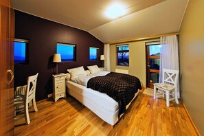 Habitación doble estándar | Caja de seguridad en la habitación, escritorio y cortinas blackout