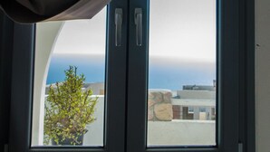 Escritorio, cortinas blackout y sistema de insonorización 