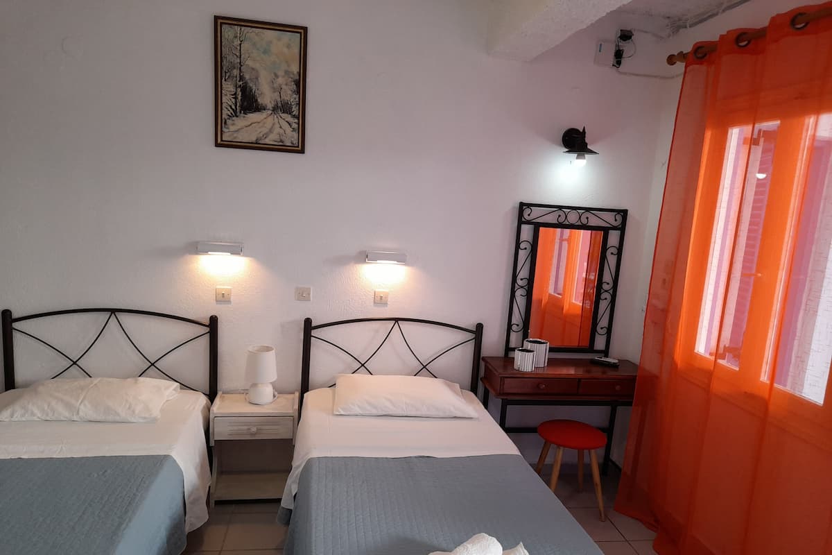 Economy Triple Room | Desk, blackout drapes, soundproofing, rollaway beds (surcharge)