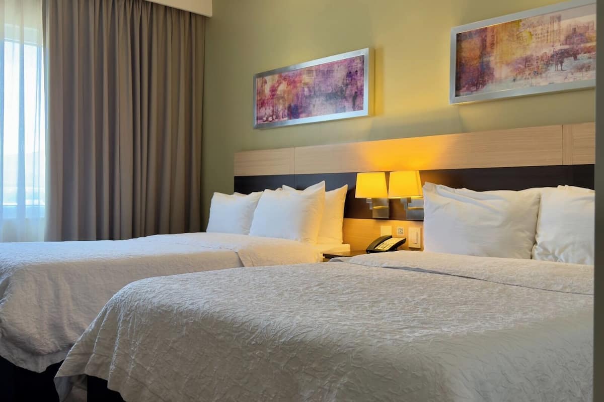 Habitación, 2 camas matrimoniales, refrigerador | Caja de seguridad en la habitación y escritorio