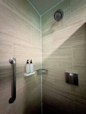 Chambre, 2 lits doubles, réfrigérateur | Douche de la salle de bain