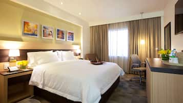 セーフティボックス (室内)、デスク、ノートパソコン用作業スペース、遮光カーテン