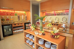 Free daily buffet breakfast  - Hampton Inn by Hilton Silao-Aeropuerto Bajio (Silao)