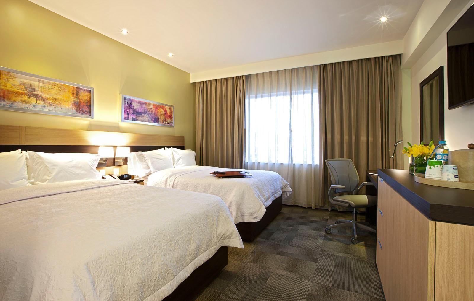 객실 내 금고, 책상, 노트북 작업 공간, 암막 커튼