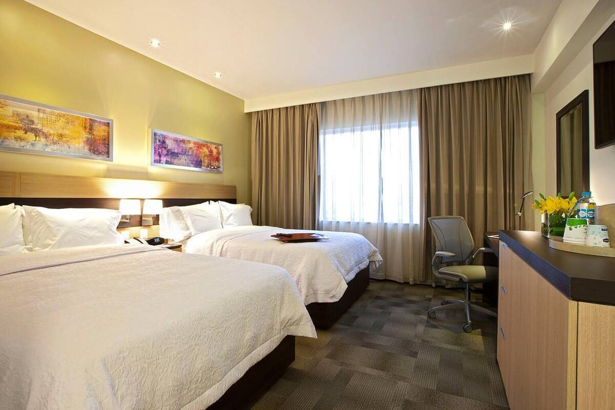 객실 내 금고, 책상, 노트북 작업 공간, 암막 커튼