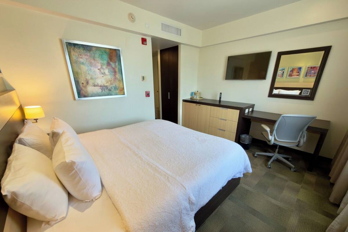 Room, 1 Katil Raja (King), Accessible, Non Smoking | Peti besi dalam bilik, meja, ruang kerja komputer riba 