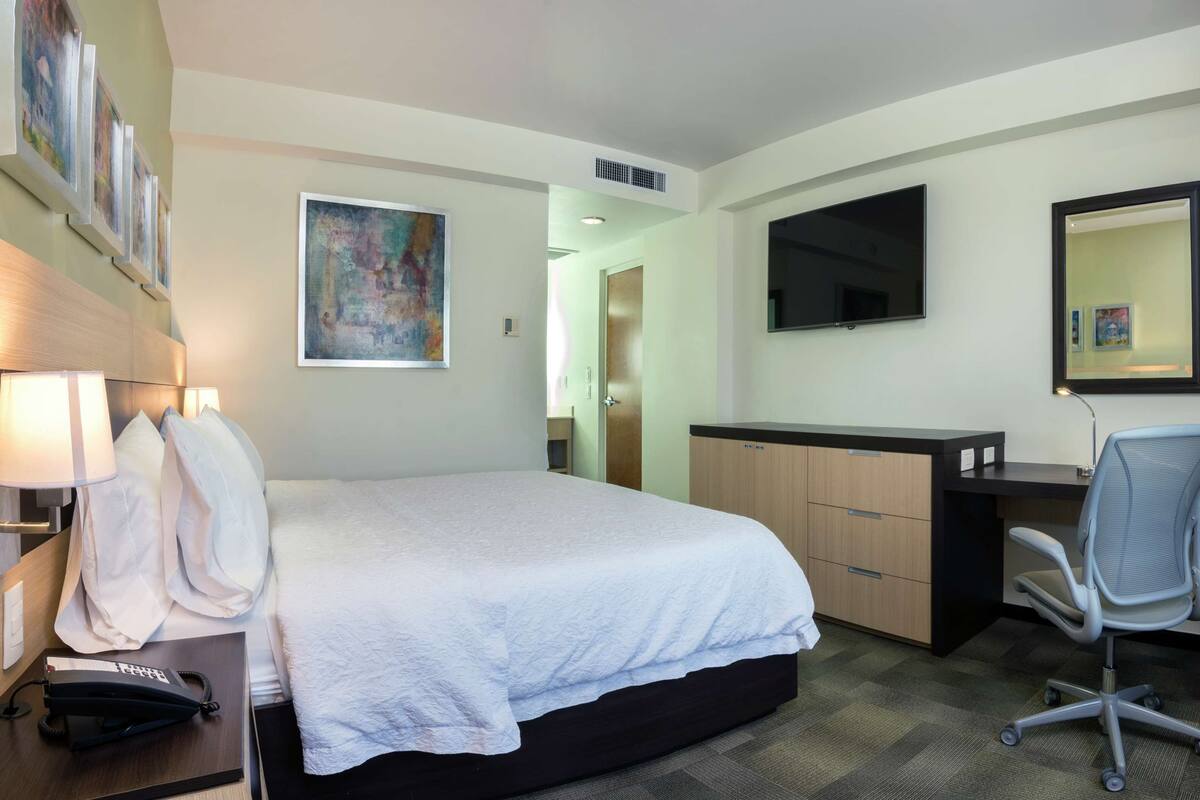 Room, 1 Katil Raja (King), Kitchenette | Peti besi dalam bilik, meja, ruang kerja komputer riba 