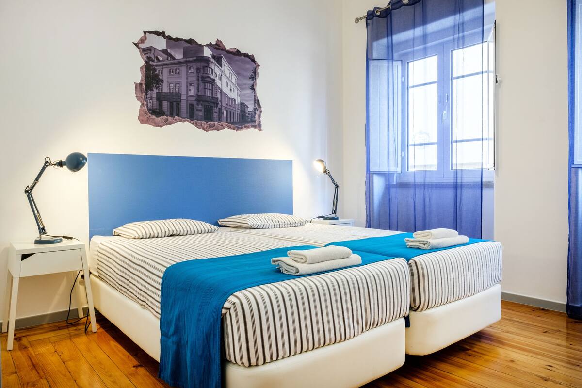 Quarto duplo, banheiro compartilhado