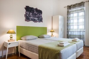 Quarto quádruplo, banheiro compartilhado