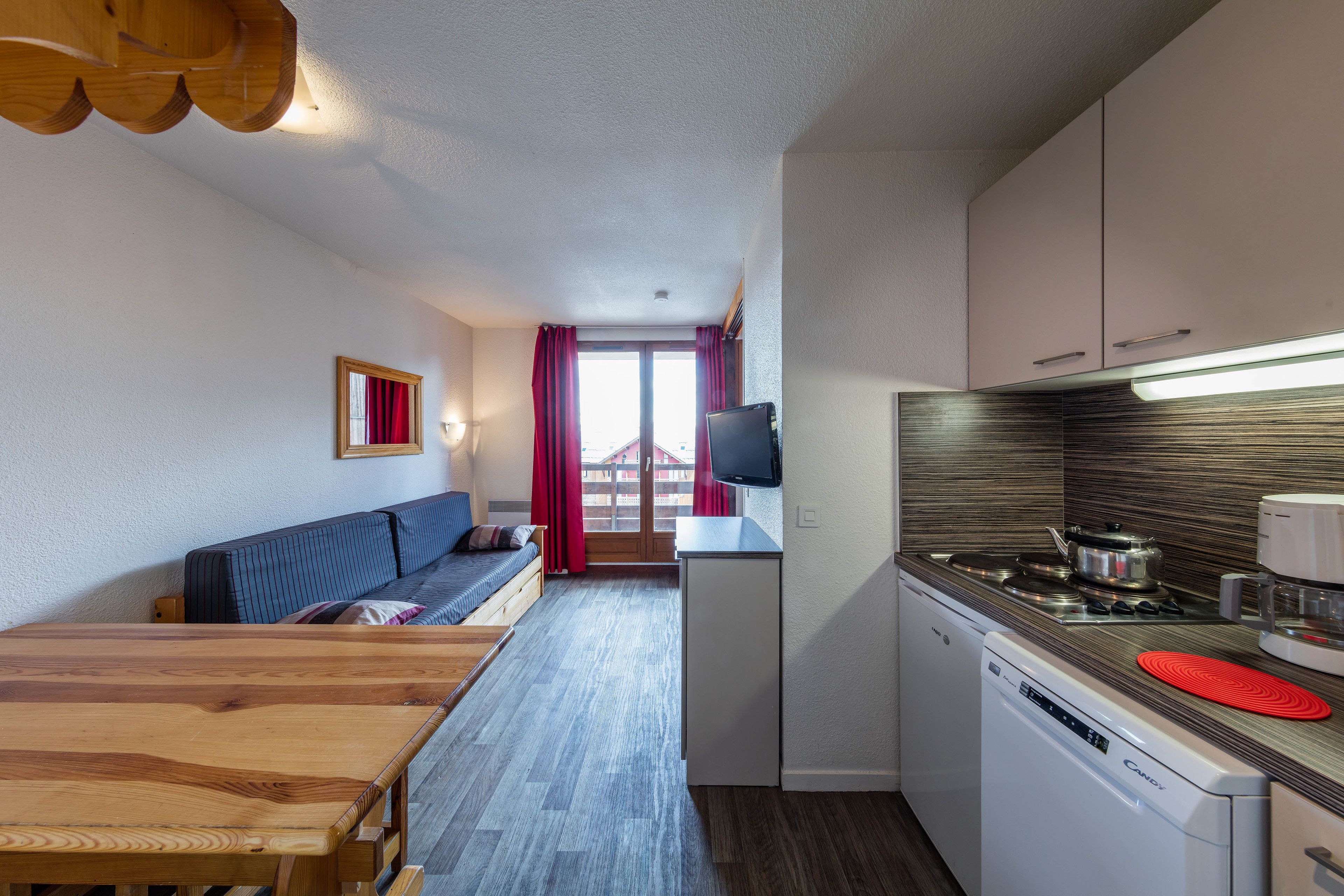 Apartment (Duplex 8) | Living room | 32-inch flat-screen TV with digital channels, TV