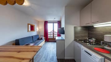 Apartment (Duplex 8) | Living room | 32-inch flat-screen TV with digital channels, TV