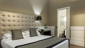Deluxe Triple Room | Peralatan tempat tidur premium, bar mini, peti besi dalam bilik 