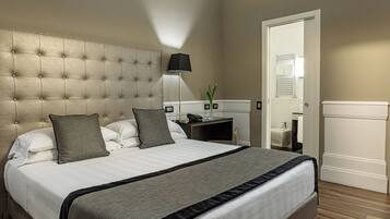 Habitación triple Deluxe | Ropa de cama de alta calidad y minibar