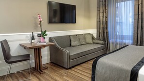 Peralatan tempat tidur premium, bar mini, peti besi dalam bilik 
