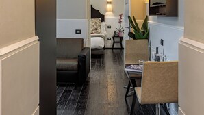 Family Room | Peralatan tempat tidur premium, bar mini, peti besi dalam bilik 
