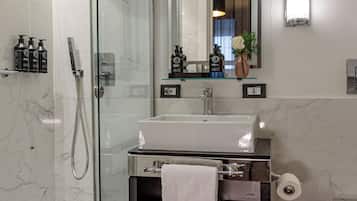 Phòng đôi phong cách cổ điển | Phòng tắm | Buồng tắm vòi sen, đồ dùng nhà tắm thân thiện với môi trường