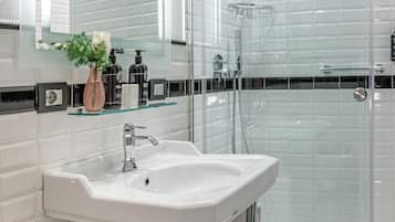 Family Room | Bathroom | Shower, eco-friendly toiletries, hair dryer, bidet