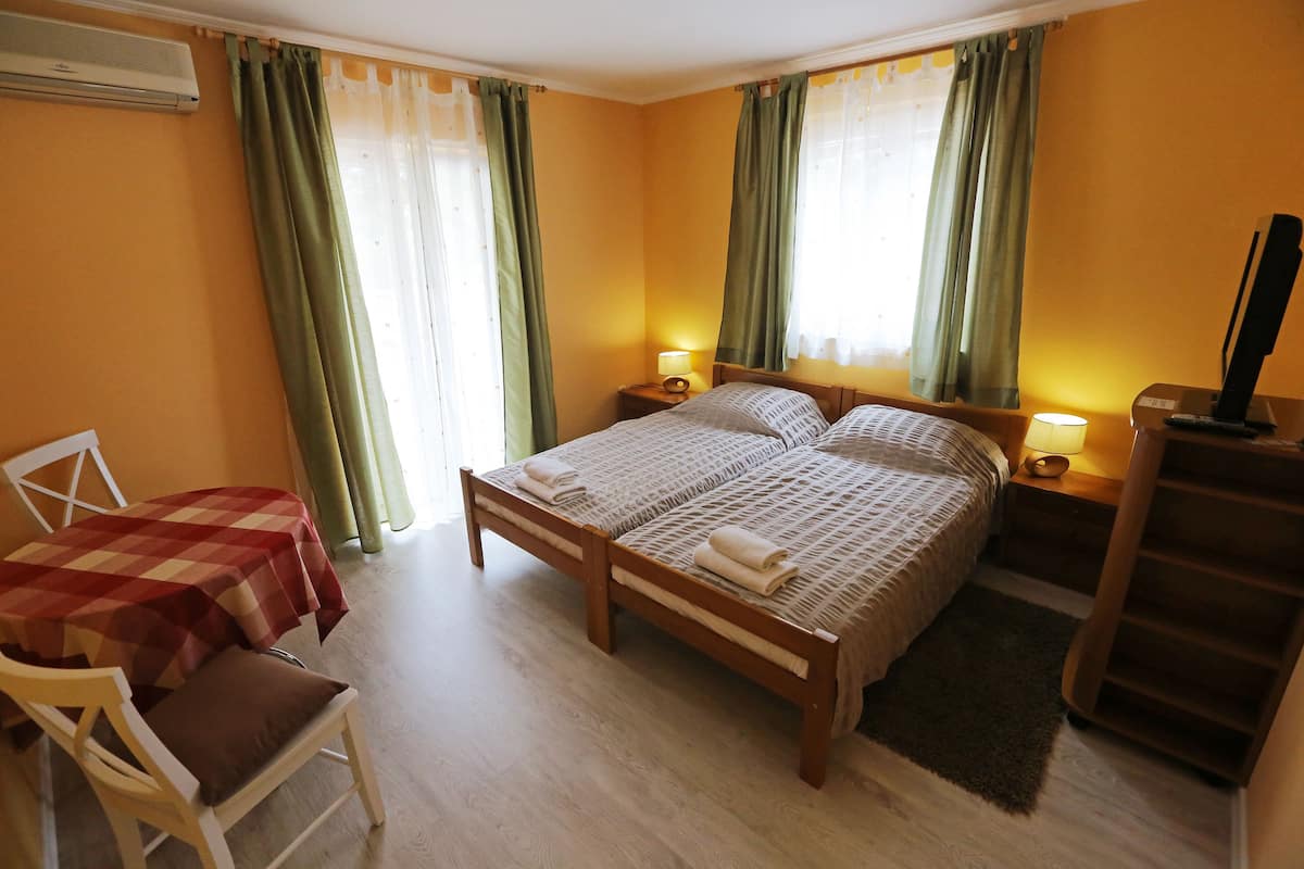 Klassieke Twin kamer, balkon | Babybedden, extra bedden, gratis wifi