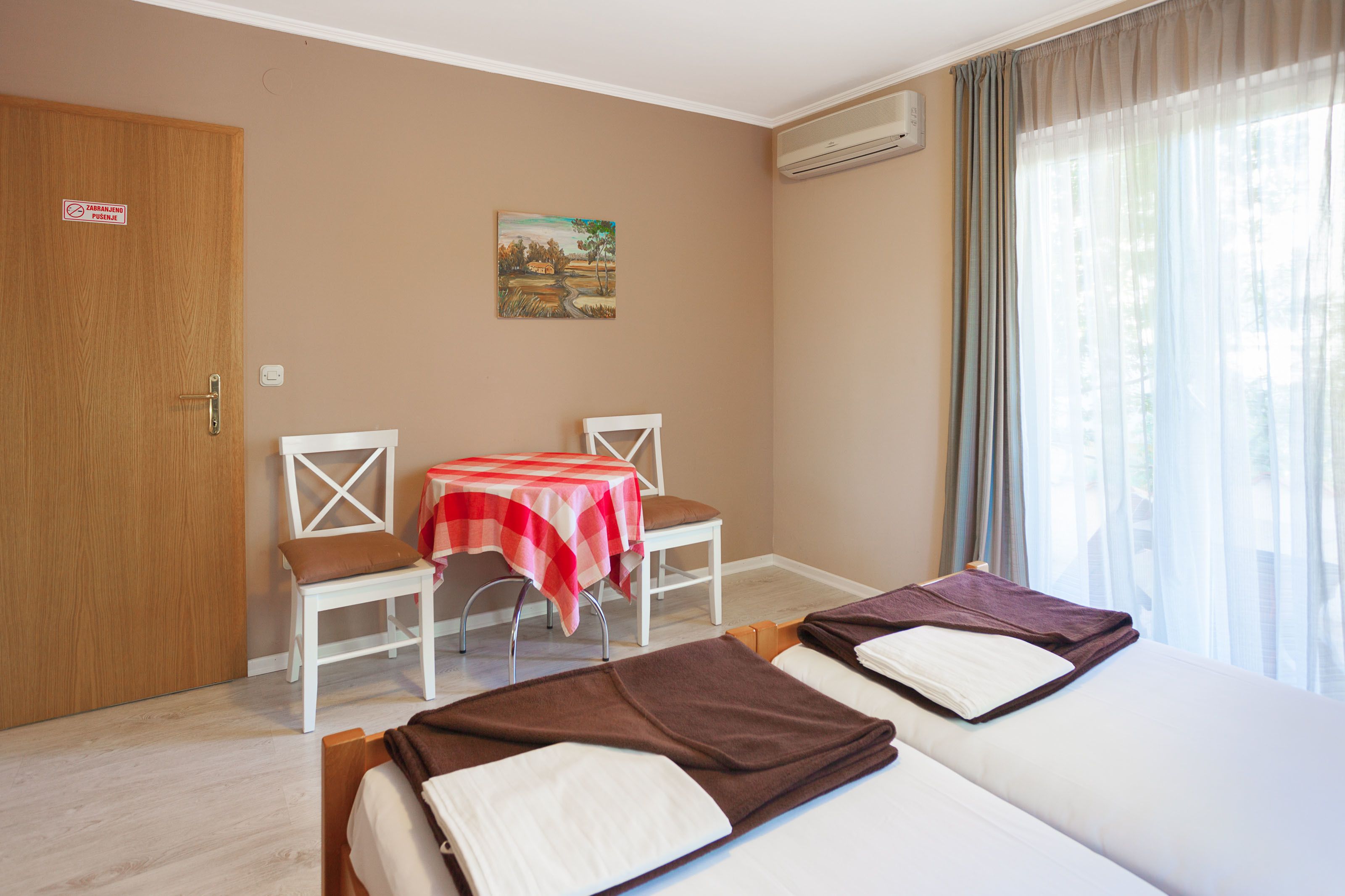 Cots/infant beds, rollaway beds, free WiFi