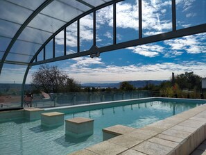 Indoor pool, outdoor pool, pool loungers - Pinares Panorama Suites & Spa (Villa Carlos Paz)
