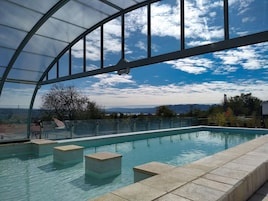 Piscina interna, piscina externa, espreguiçadeiras