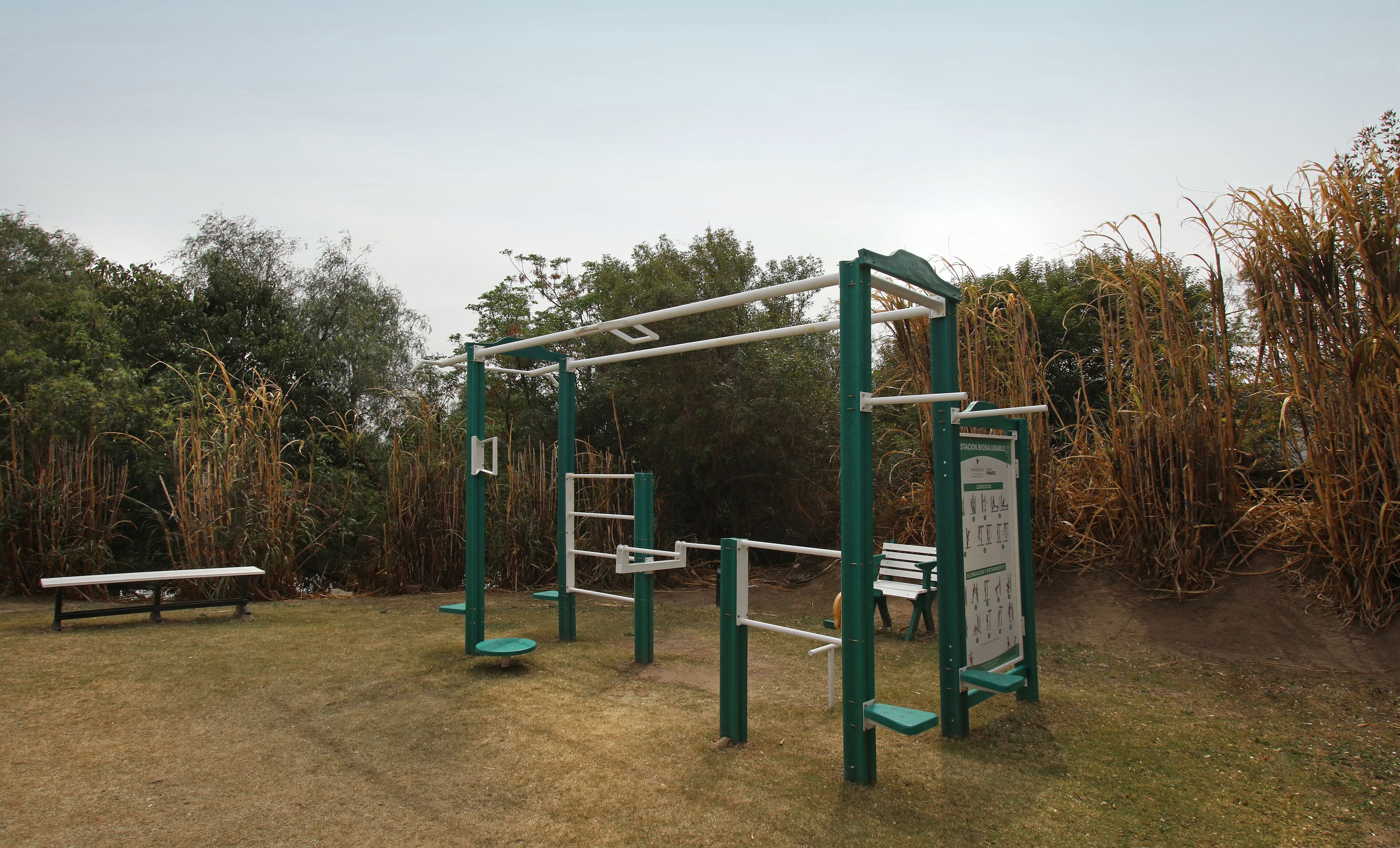 Un parque infantil con una estructura de escalada y una mesa de picnic.