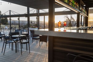 Bar junto a la piscina