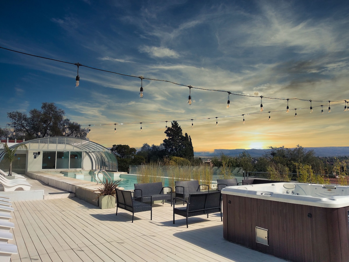 Una piscina techada, una piscina al aire libre