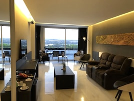 Ropa de cama de alta calidad, colchones con pillow-top y minibar 
