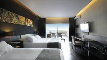 Deluxe Room | Premium bedding, pillowtop beds, minibar, in-room safe