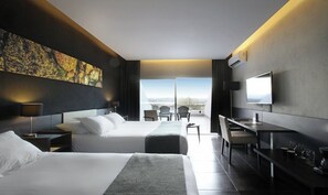 Deluxe kamer | Luxe beddengoed, pillowtop-bedden, een minibar, een kluis op de kamer