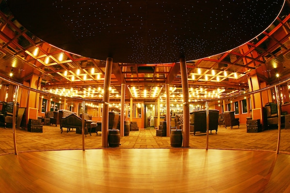 3 bars, lounge dans le hall