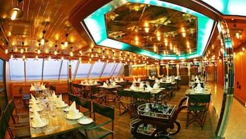 2 restaurantes, se sirven desayunos, comidas, cenas y cocina regional