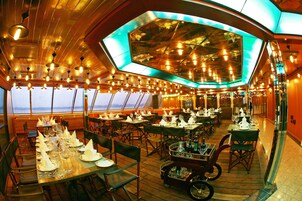 2 间餐厅，供应早餐、午餐和晚餐，地区菜