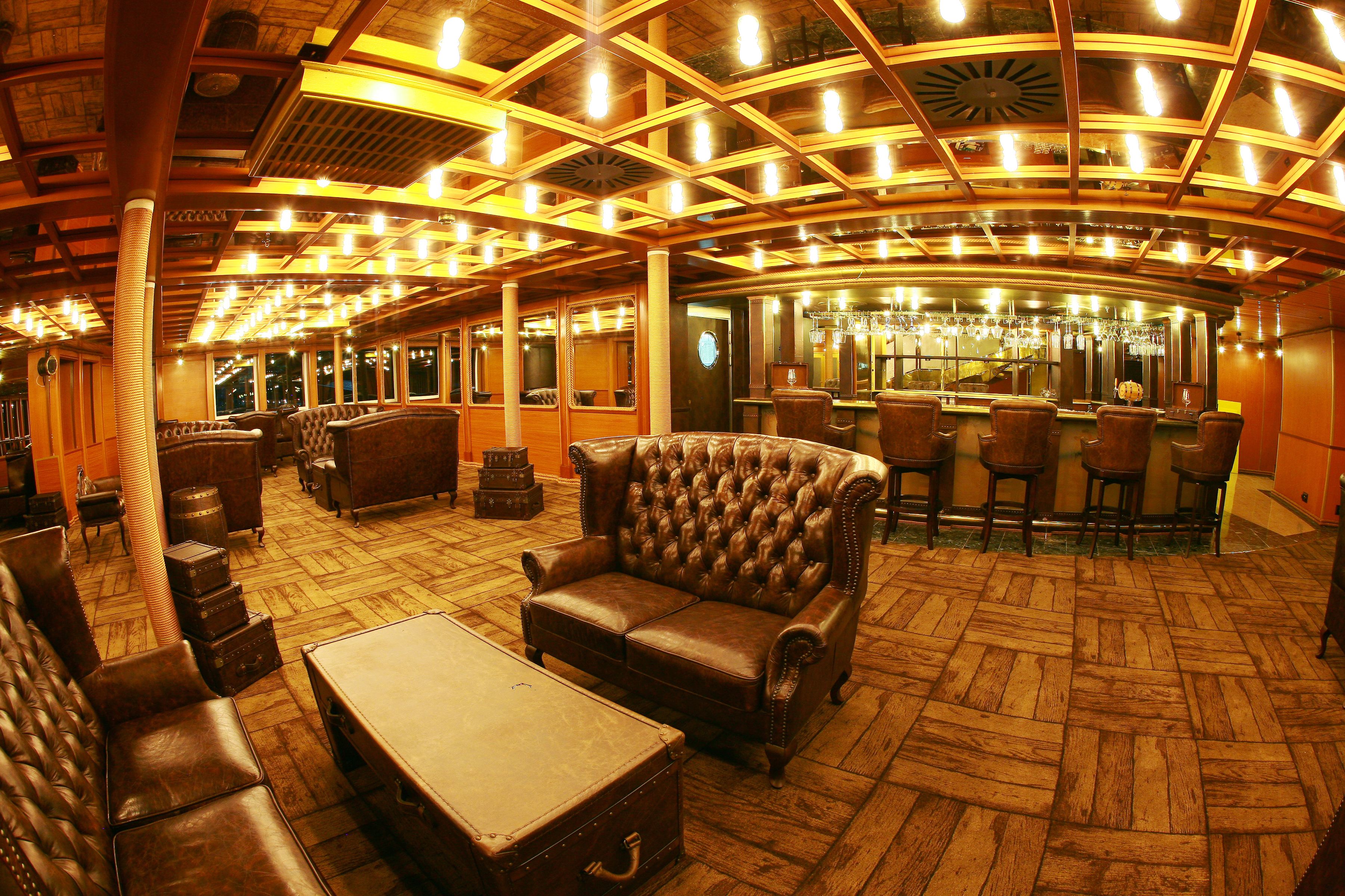 3 bars/lounges, lobby lounge