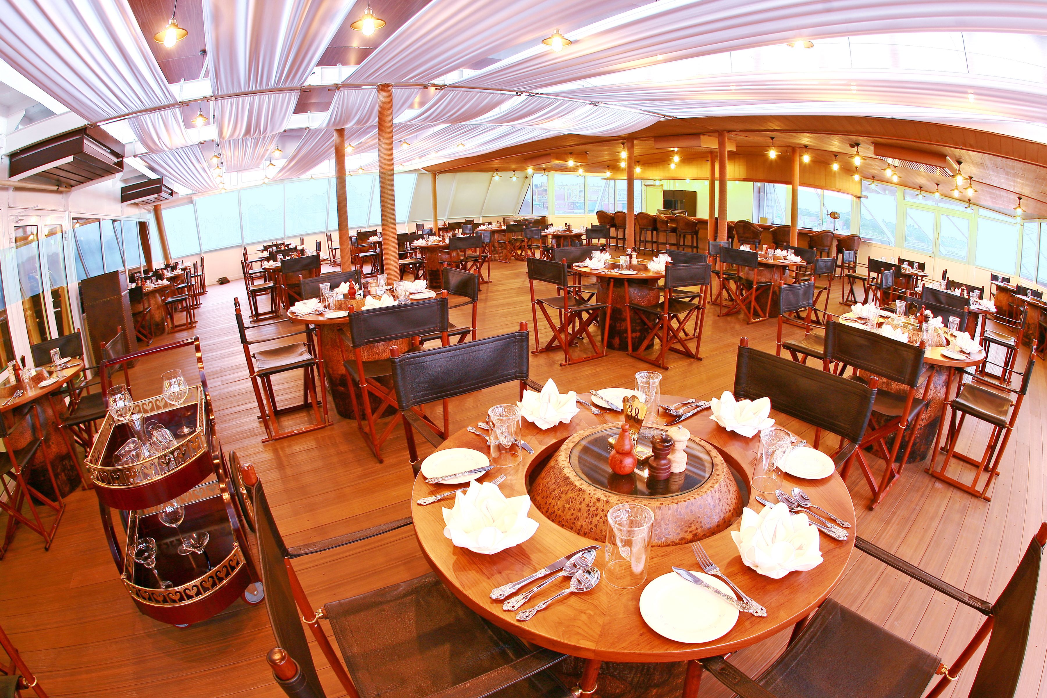 2 restaurants, breakfast, lunch, dinner served; regional cuisine