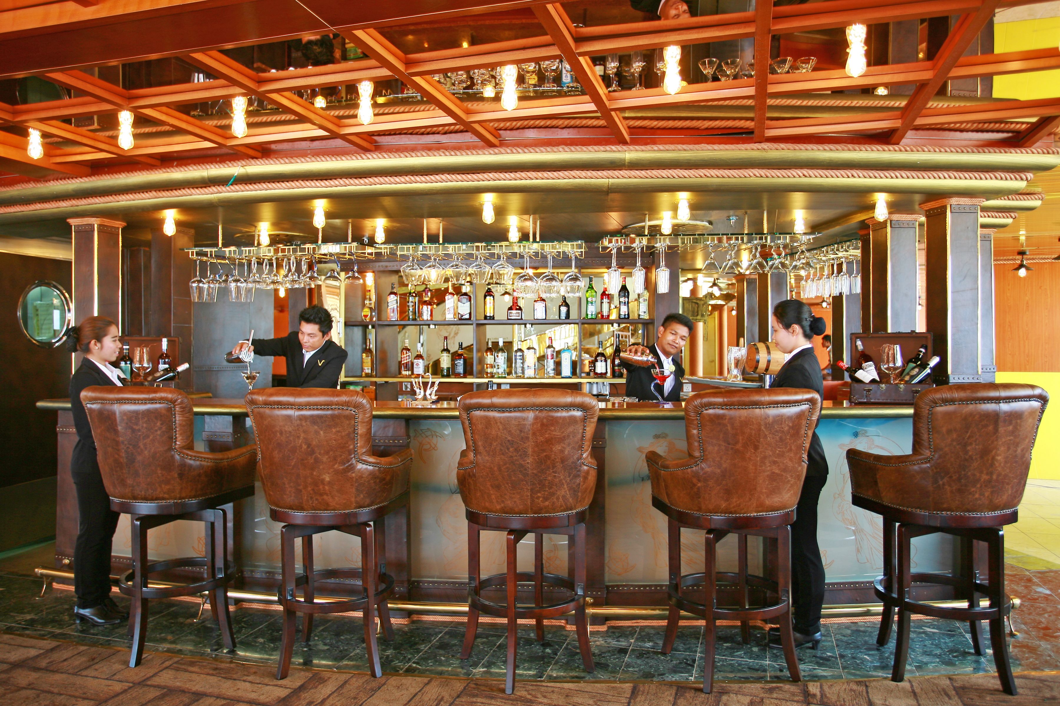 3 bars/lounges, lobby lounge