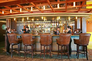 3 bars/lounges, lobby lounge - Vintage Luxury Yacht Hotel (Yangon)