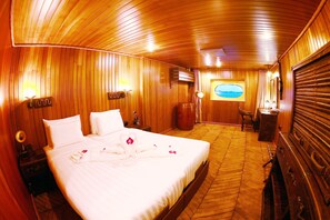 Minibar, in-room safe, individually furnished, desk - Vintage Luxury Yacht Hotel (Yangon)
