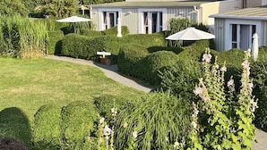 Dobbeltrom – comfort, terrasse, hageområde | Allergitestet sengetøy, safe på rommet, skrivebord og blendingsgardiner