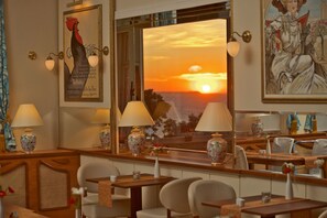 Breakfast, lunch, dinner served; Regional cuisine, sea views  - Panorama Hotel Lohme (Lohme)