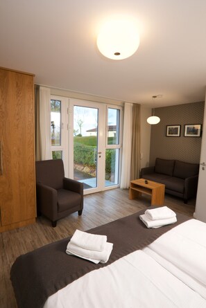 Comfort Double Room, Terrace, Garden Area | Living area | 42-inch TV with cable channels - Panorama Hotel Lohme (Lohme)