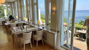 Breakfast, lunch, dinner served; Regional cuisine, sea views