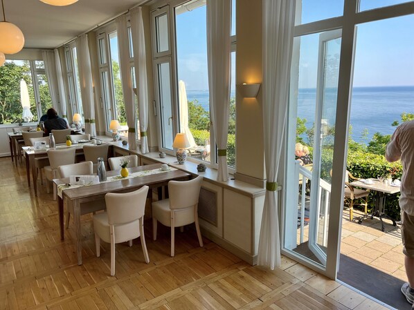 Petit déjeuner, déjeuner et dîner servis sur place, vue sur la mer