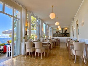 Breakfast, lunch, dinner served; Regional cuisine, sea views  - Panorama Hotel Lohme (Lohme)