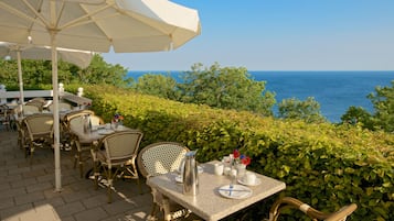 Breakfast, lunch, dinner served; Regional cuisine, sea views