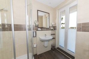 Quarto casal conforto, sacada, em edifício anexo | Banheiro | Produtos de toalete grátis, secador de cabelo, toalhas de banho 