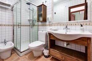 Ducha, secador de pelo, bidet, toallas